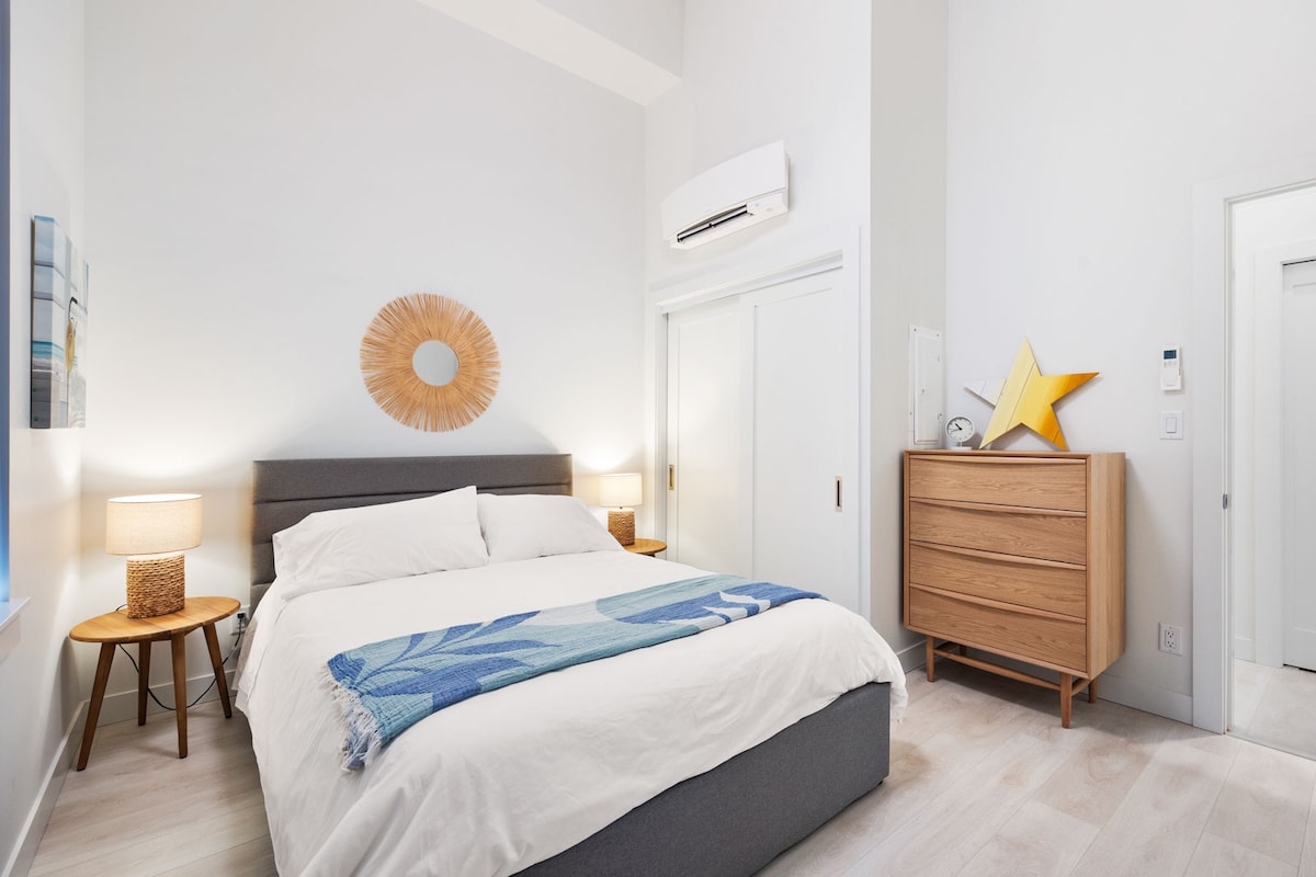 Arratisje në plazhin Saratoga! Hapat e rehatshëm të suitës nga oqeani. Krevat dopio "queen", bukuri bregdetare. Pushime perfekte.