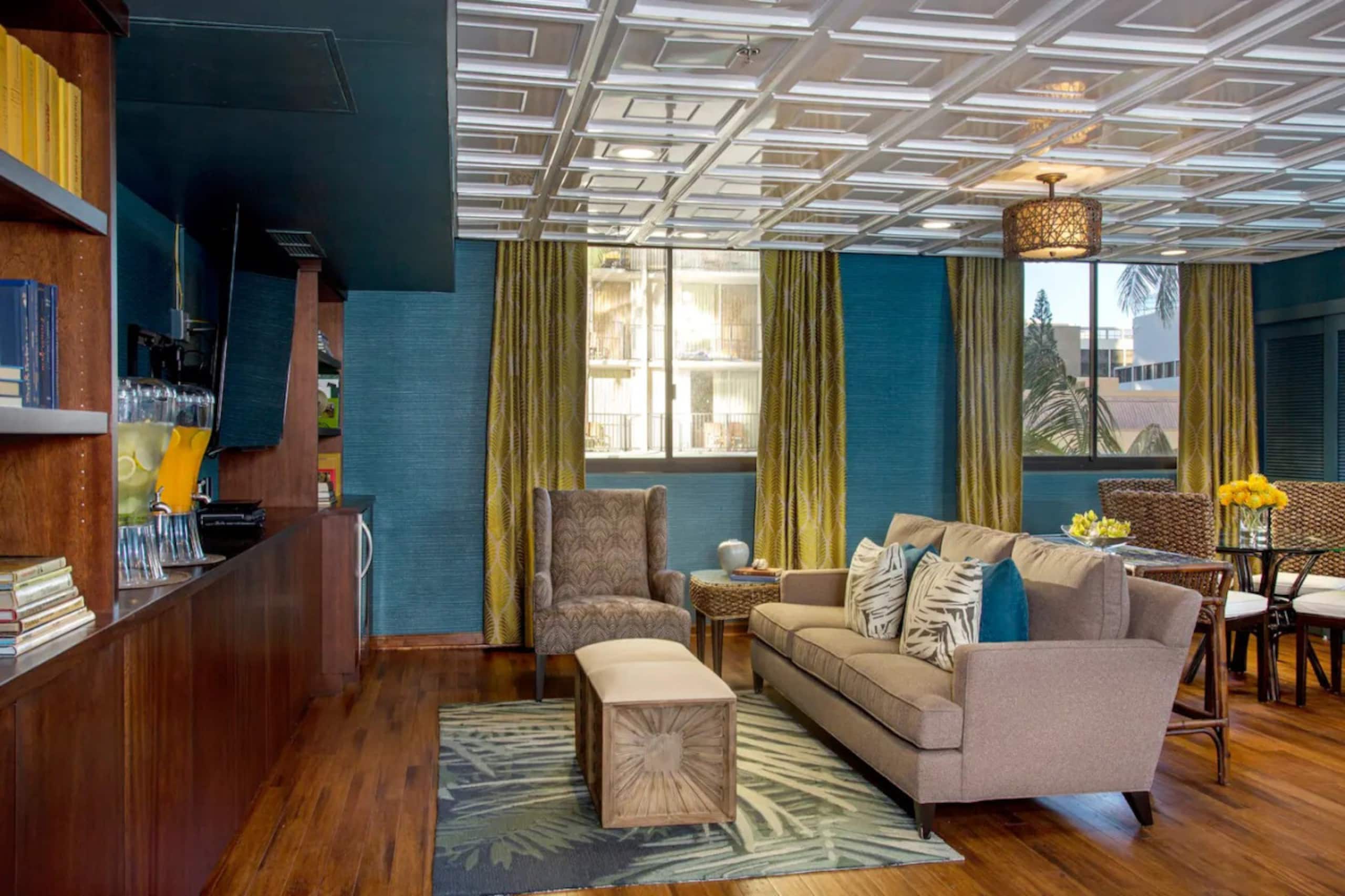 Condo in Honolulu · ★4.96 · 2 bedrooms · 4 beds · 2 private baths - Image 58
