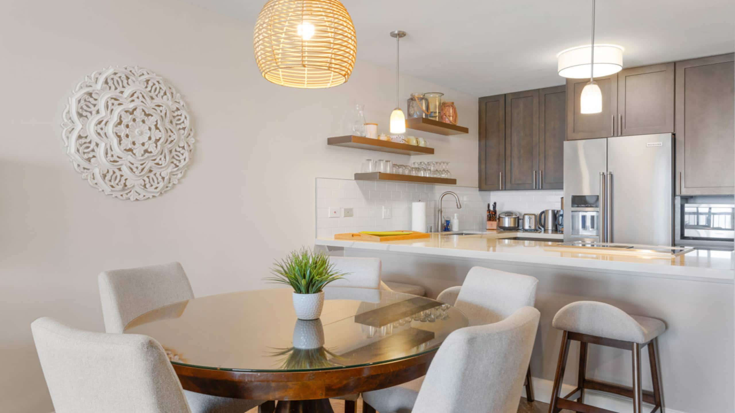 Condo in Honolulu · ★4.96 · 2 bedrooms · 4 beds · 2 private baths - Image 11