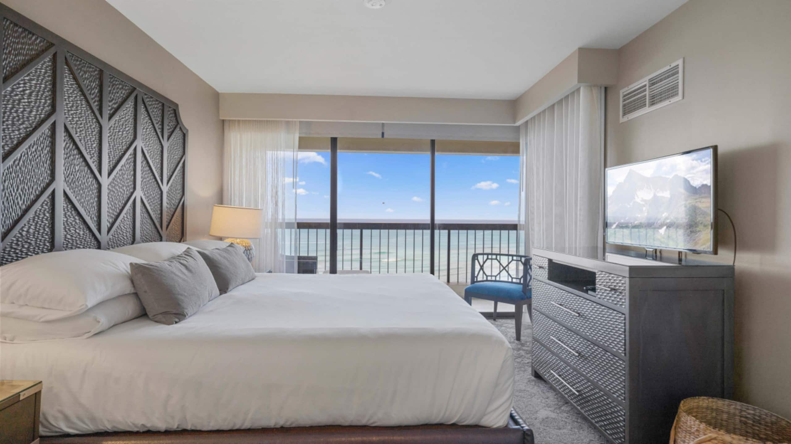 Condo in Honolulu · ★4.96 · 2 bedrooms · 4 beds · 2 private baths - Image 22