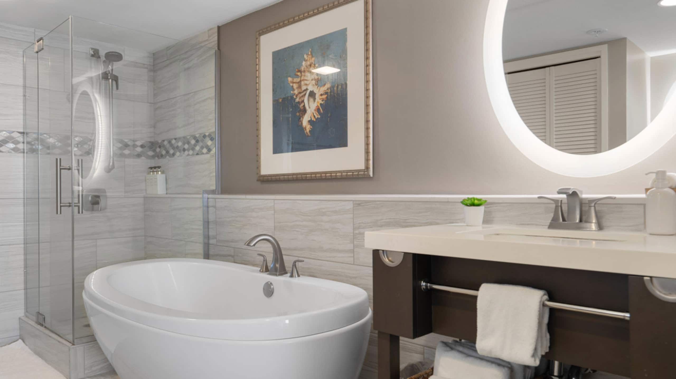 Condo in Honolulu · ★4.96 · 2 bedrooms · 4 beds · 2 private baths - Image 24