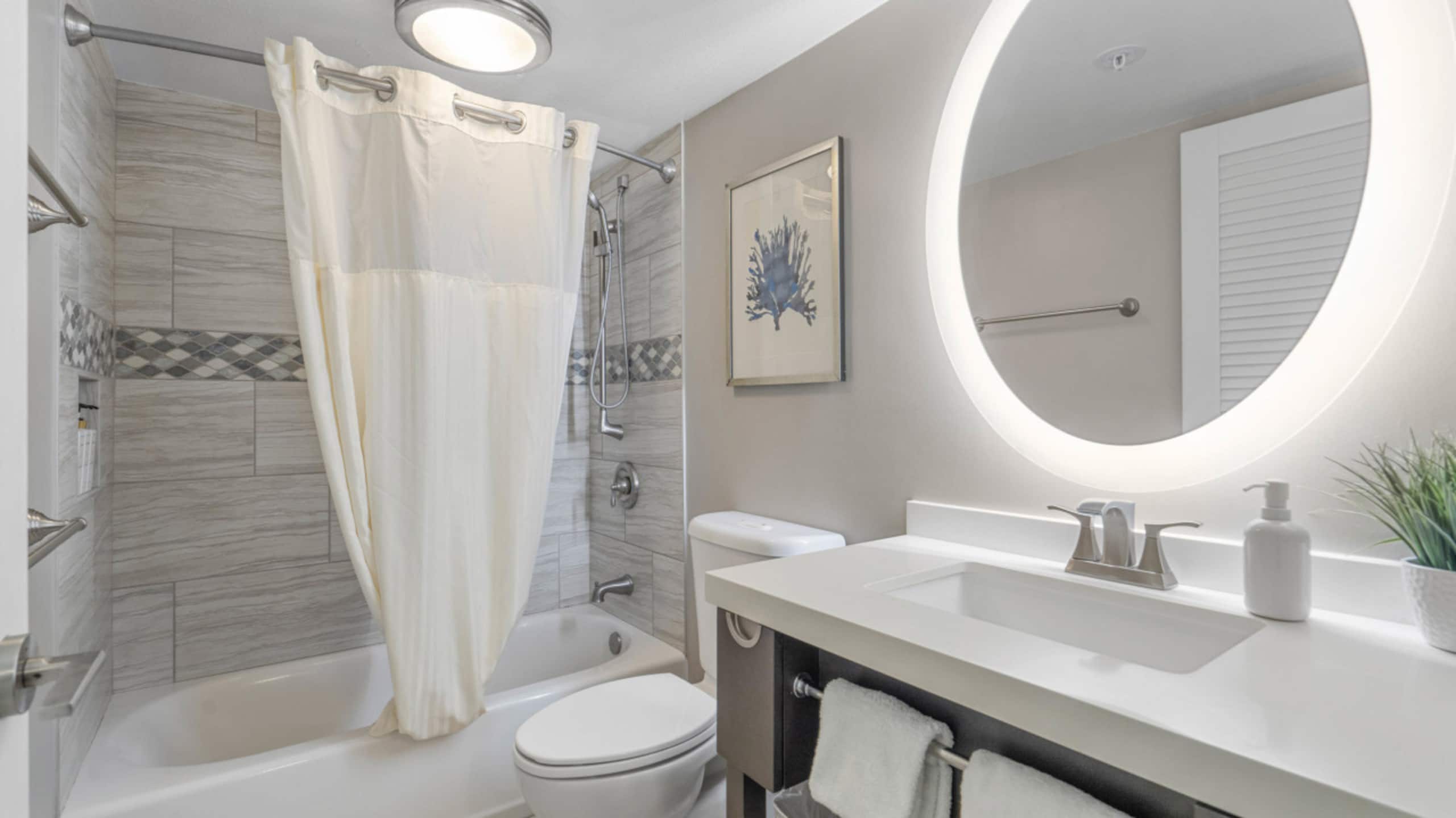Condo in Honolulu · ★4.96 · 2 bedrooms · 4 beds · 2 private baths - Image 32