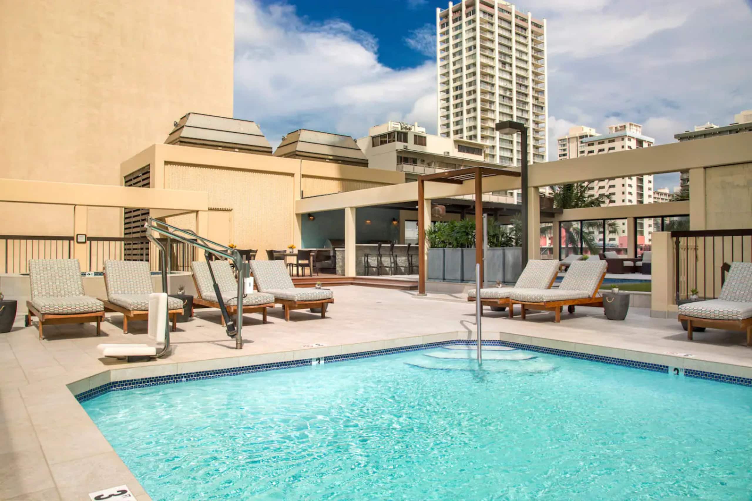 Condo in Honolulu · ★4.96 · 2 bedrooms · 4 beds · 2 private baths - Image 44