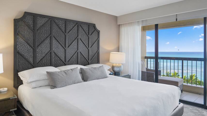 Luxury Oceanfront Waikiki Beach Tower w Ocean View gallery image 3