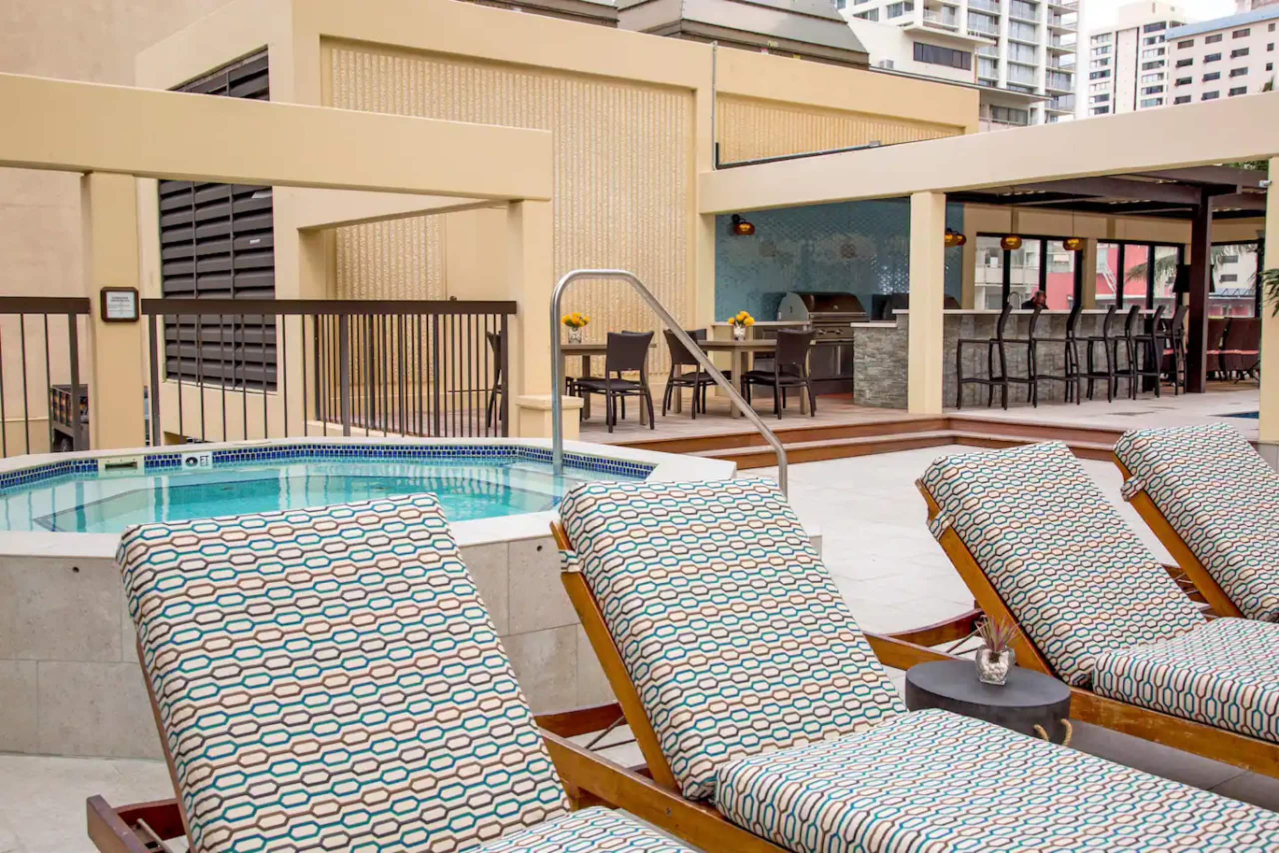 Condo in Honolulu · ★4.96 · 2 bedrooms · 4 beds · 2 private baths - Image 45