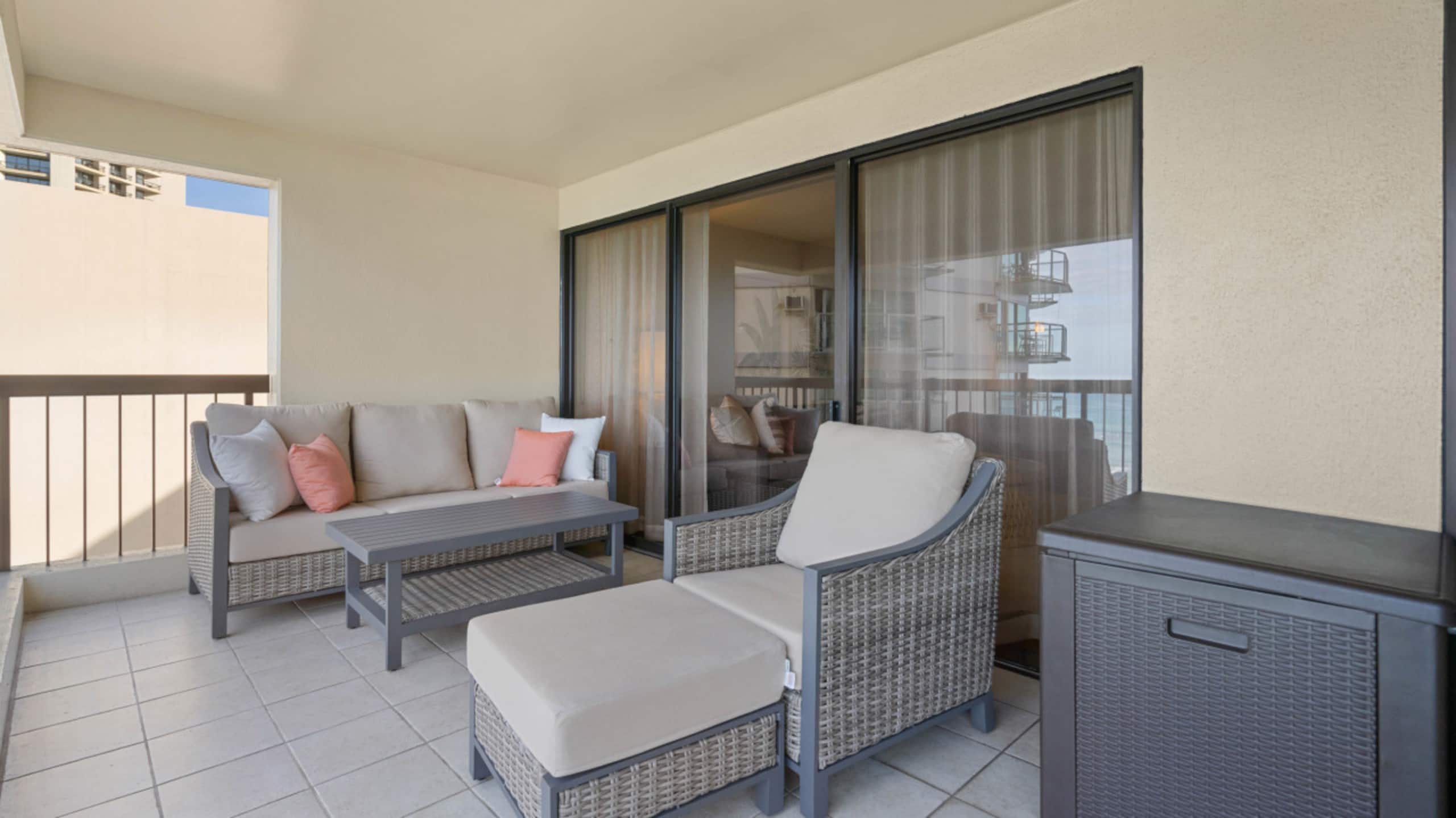 Condo in Honolulu · ★4.96 · 2 bedrooms · 4 beds · 2 private baths - Image 35