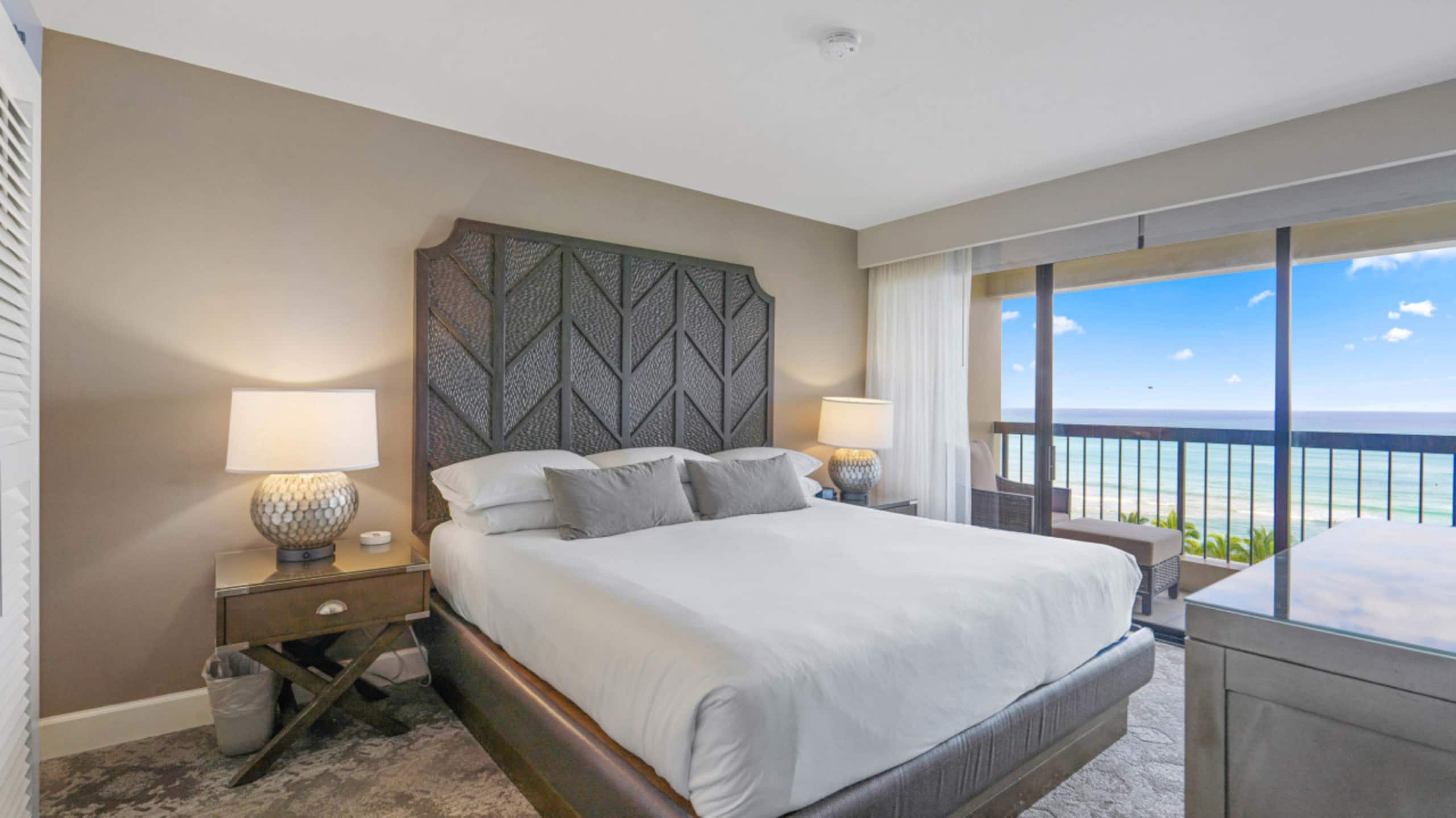 Condo in Honolulu · ★4.96 · 2 bedrooms · 4 beds · 2 private baths - Image 21