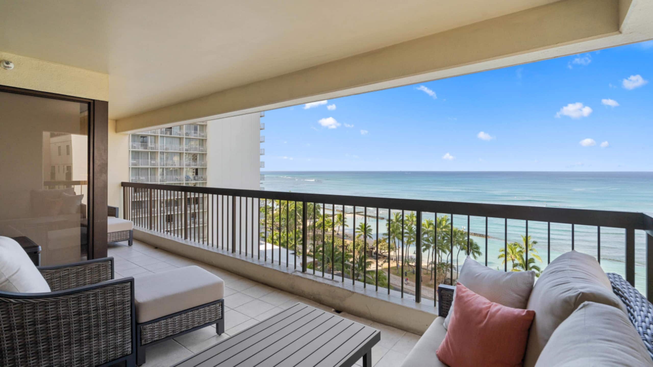 Condo in Honolulu · ★4.96 · 2 bedrooms · 4 beds · 2 private baths - Image 34