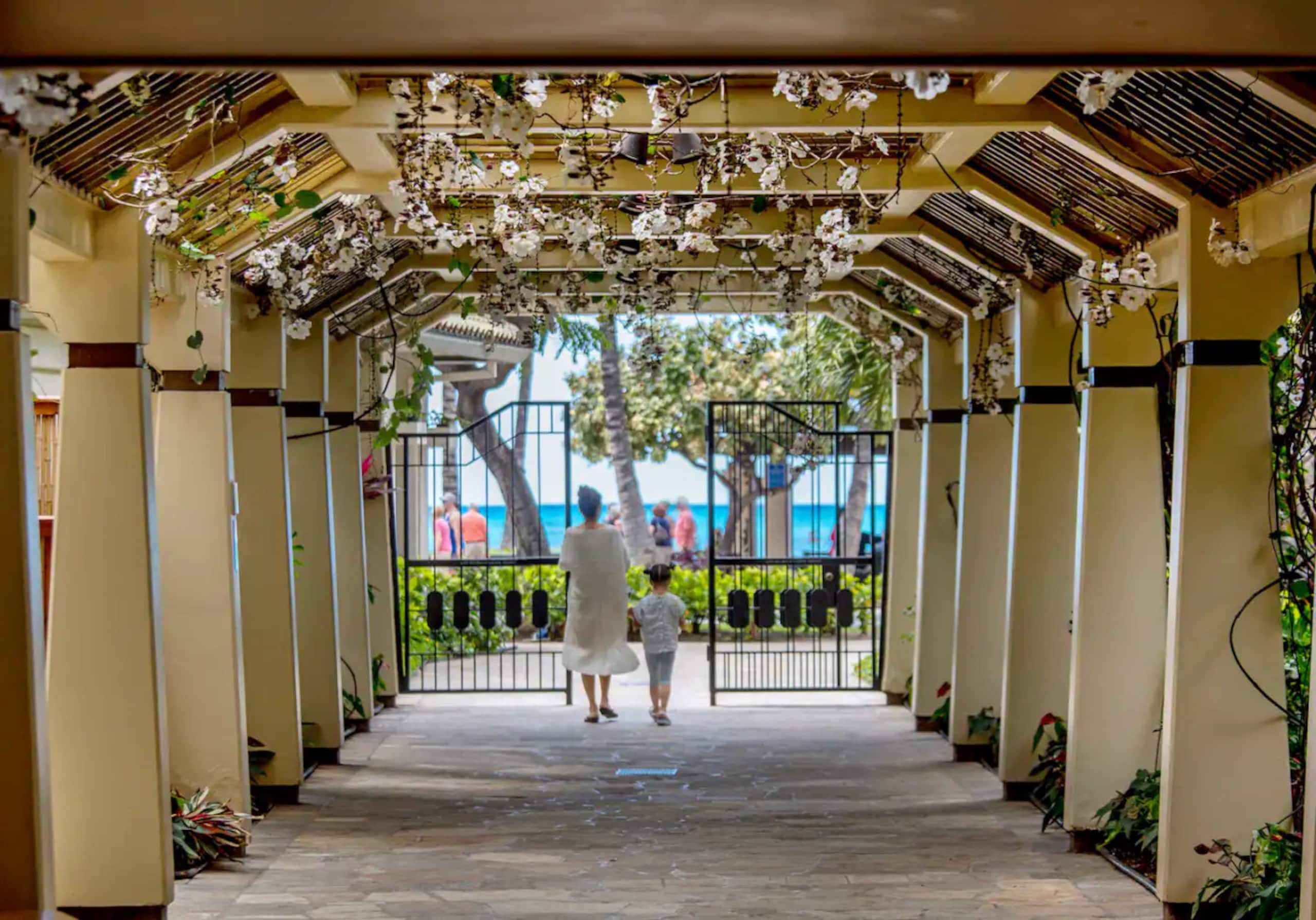 Condo in Honolulu · ★4.96 · 2 bedrooms · 4 beds · 2 private baths - Image 39