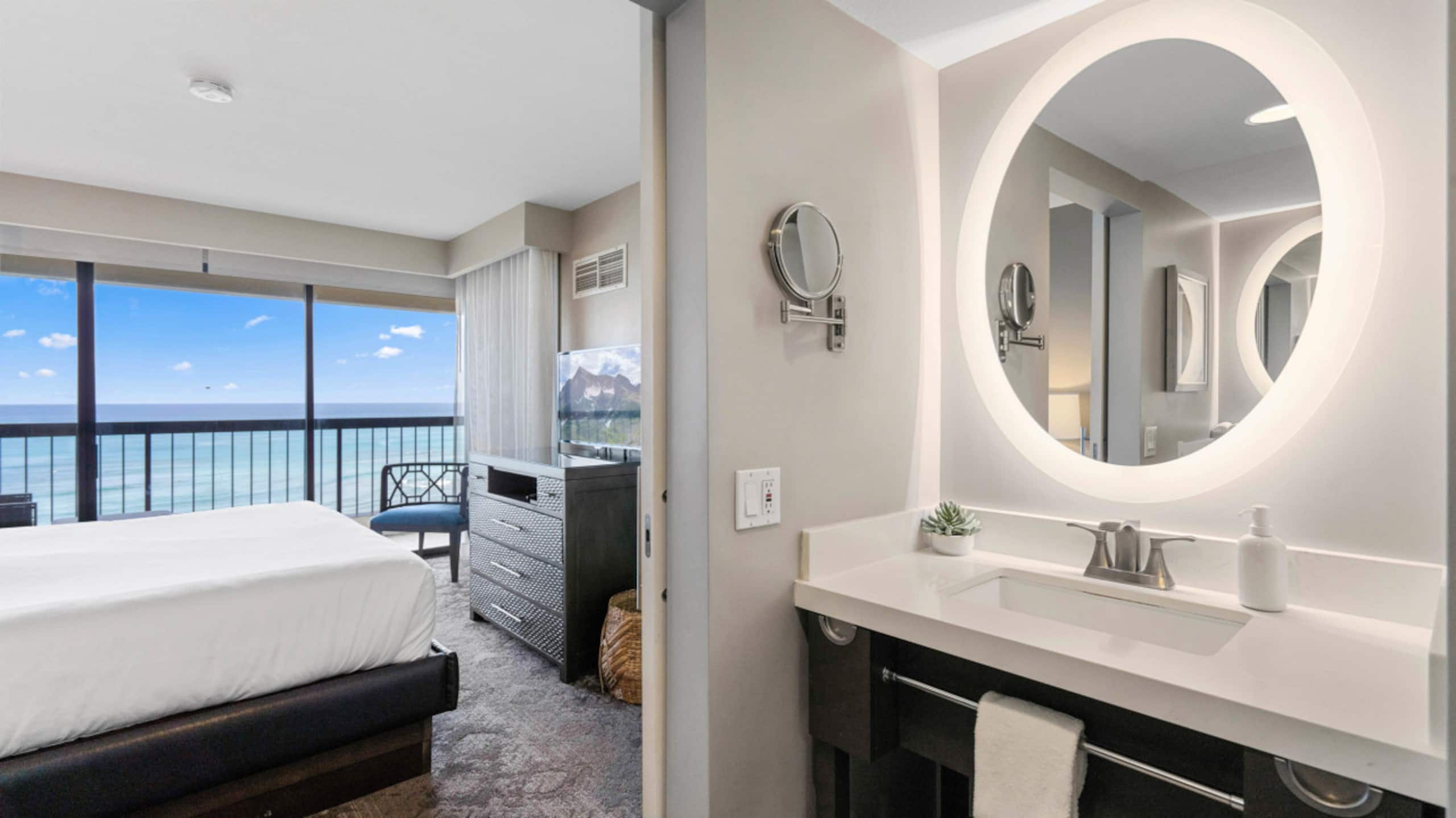 Condo in Honolulu · ★4.96 · 2 bedrooms · 4 beds · 2 private baths - Image 27