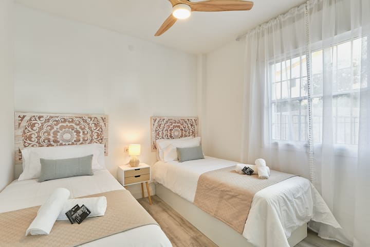 Ideálne pre rodiny a priateľov
Táto izba s dvoma samostatnými lôžkami je ideálnym priestorom na zdieľanie špeciálnych chvíľ s vami. od Groway Home