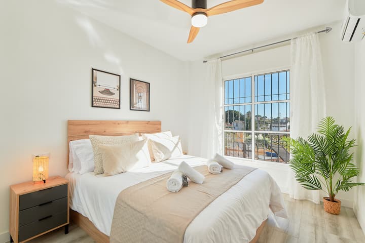 Pohodlie a absolútny odpočinok
Užite si pokojnú noc v našej hlavnej spálni s manželskou posteľou, ktorá je navrhnutá pre váš úplný odpočinok.