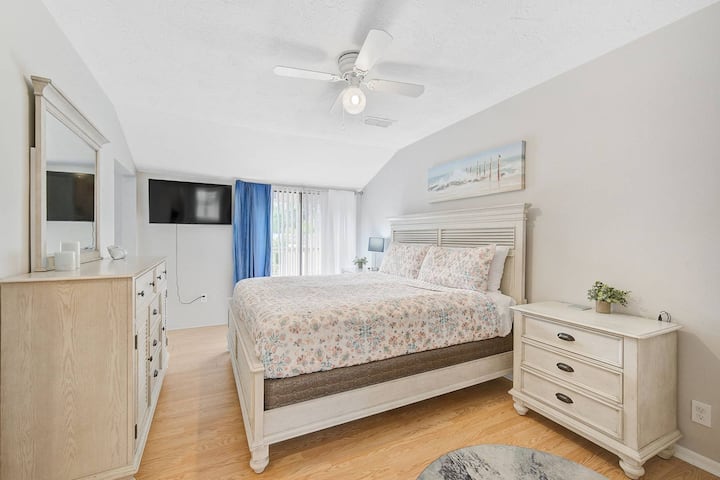 宽敞的主卧套房，配备独立浴室和额外的小客厅