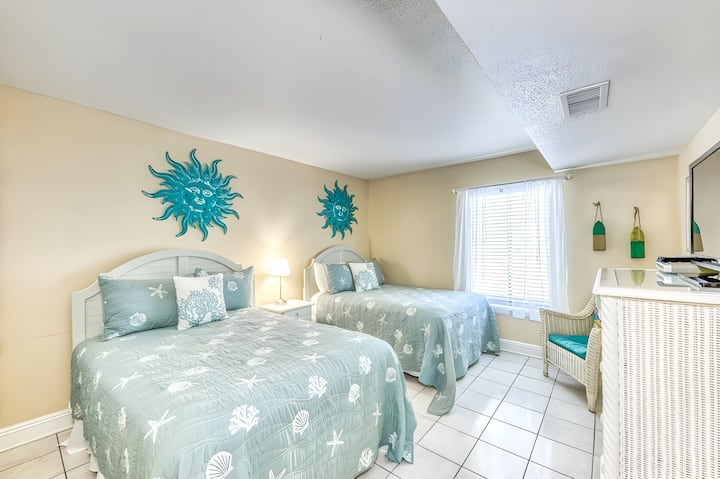 Deux lits doubles dans la chambre d'entrée