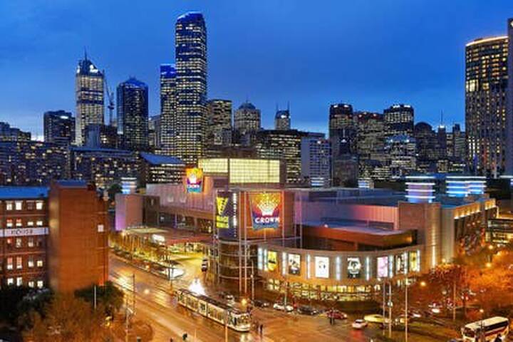 Unique 4-Bedroom Apt. with Balcony | Casino, MCEC gallery image 2