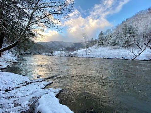 Luxury Riverfront w/ Privacy & Fireplace
