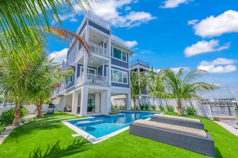 Bayfront Oasis with Pool - Bikinis and Bellinis