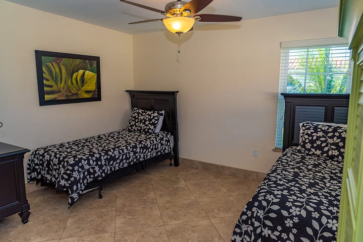 Spavaća soba s 2 odvojena kreveta na 2. katu i dovoljno prostora