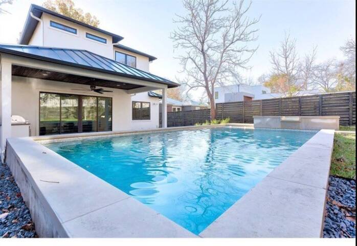 Zilker Luxe Stay | Pool, Hot Tub, Pet-Friendly gallery image 3