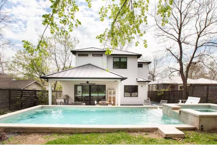 Zilker Luxe Stay | Pool, Hot Tub, Pet-Friendly gallery image 2