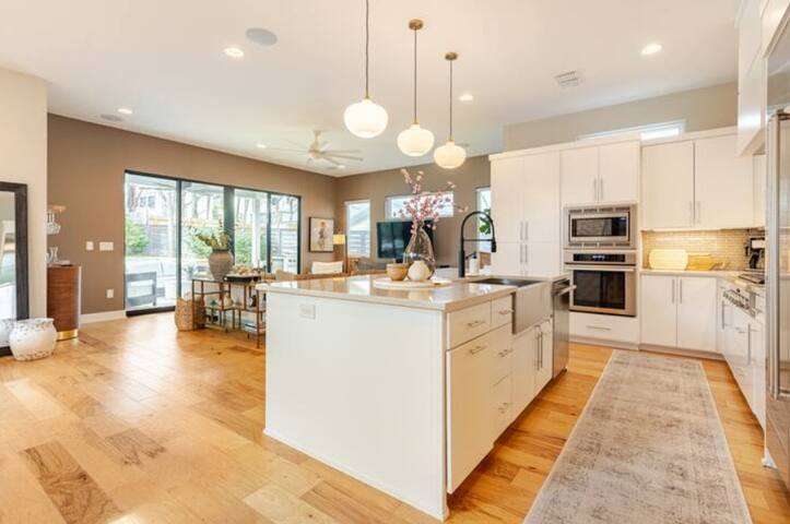 Zilker Luxe Stay | Pool, Hot Tub, Pet-Friendly gallery image 4