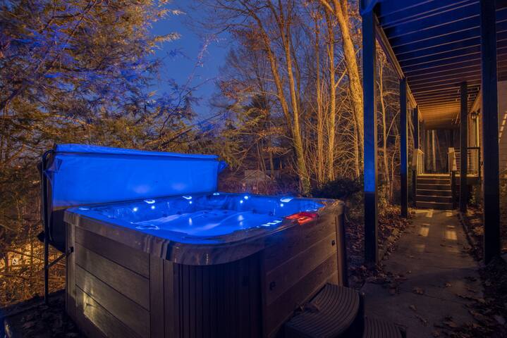 Panoramic Mountain View, Hot Tub,Close to Downtown gallery image 3