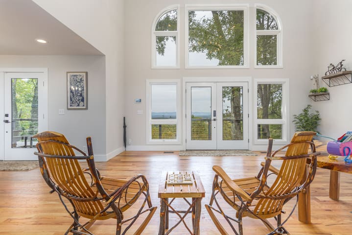 Panoramic Mountain View, Hot Tub,Close to Downtown gallery image 2