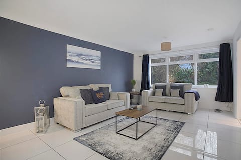 Sleek & Tranquil Corner on Durham Road, Sleeps 4