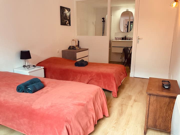 Chumba cha kulala chenye vitanda 2 vya mtu mmoja (90 x 200) au ukubwa wa mfalme (180 x 200) na bafu la ndani ( bafu) mito 2, duvet kubwa na duvets mbili ndogo. Kabati dogo la kuhifadhia nguo.