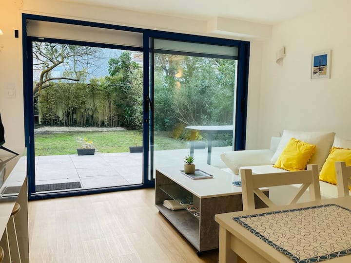 Eneo la kuishi lina dirisha la ghuba linaloelekea kusini linalotazama mtaro wenye samani na bustani ya kibinafsi