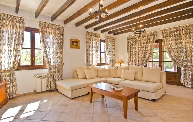 4 bedroom cozy home in Marratxí gallery image 3