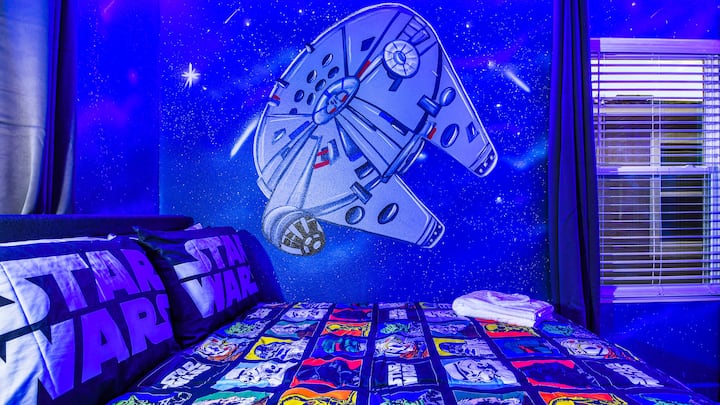 ห้องพักธีม Star Wars ที่ดื่มด่ำได้อย่างเต็มที่ มีไฟสุดเจ๋งเพื่อสร้างบรรยากาศแบบนอกกาแล็กซีและเต็มไปด้วยการผจญภัย