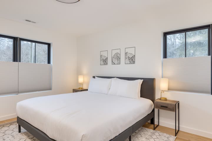 Chumba cha 3 cha kulala kina kitanda kikubwa.