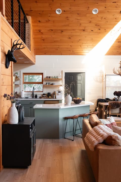 Award-Winning A-Frame with Cedar Hot Tub and Views