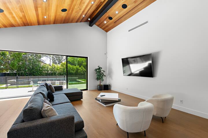 Valley Village Villa: Pool, Hot Tub & BBQ gallery image 4