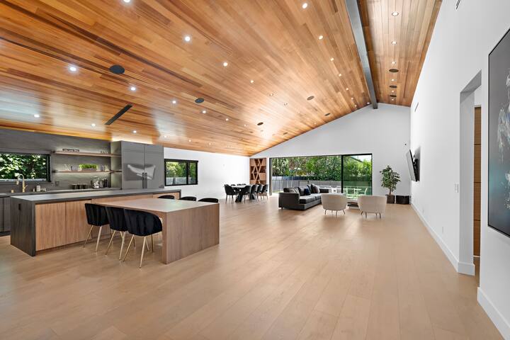 Valley Village Villa: Pool, Hot Tub & BBQ gallery image 2