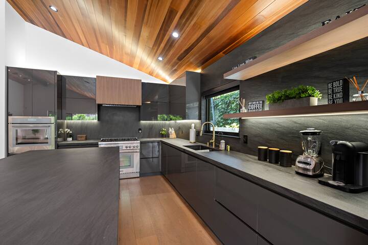 Valley Village Villa: Pool, Hot Tub & BBQ gallery image 3