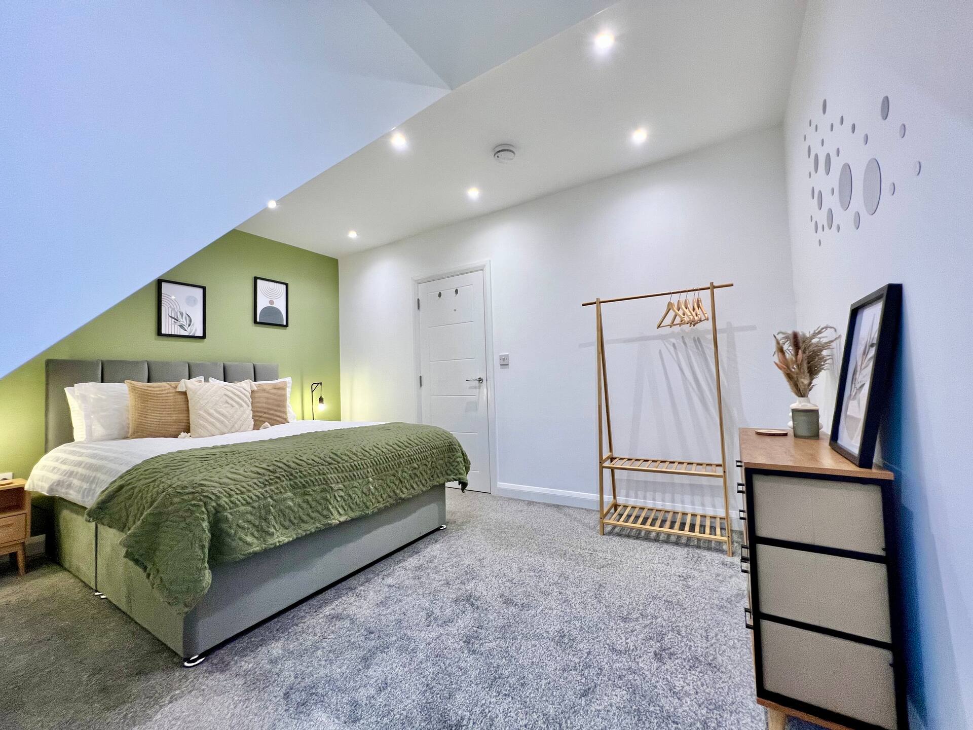Airy 2BR | FREE Parking | 2-mins to station