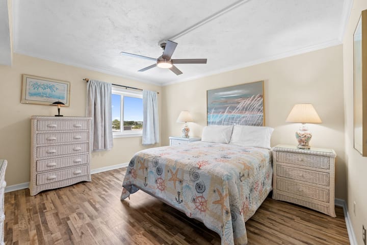 Chumba bora cha kulala - Kitanda cha Malkia - Bafu Kamili Lililoambatishwa - Televisheni mahiri - Mashuka Yanayotolewa