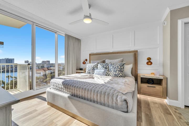 Despiértese con vistas impresionantes de la ciudad desde su habitación luminosa y elegantemente amueblada, con ventanas del piso al techo que inundan el espacio de luz natural.