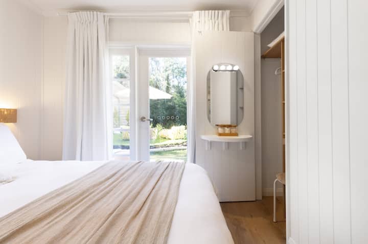 בסוויטת קווין 2 יש תחנת איפור.