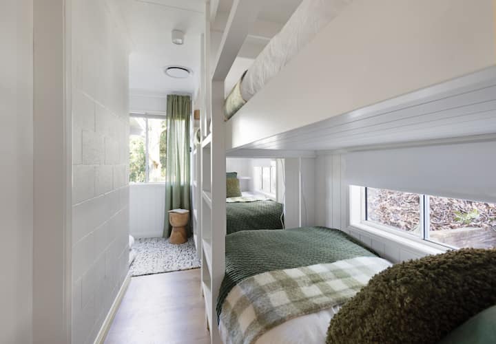 חדר קומתיים יכול להכיל 4 אנשים (מבוגרים/ילדים) במיטות יחיד.