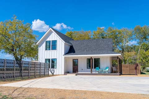 3BR Saint Jo Getaway | BBQ, Fire Pit + Comfort