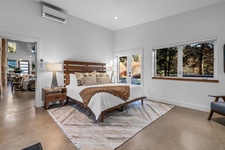Primary suite w/ King bed, access to both patios