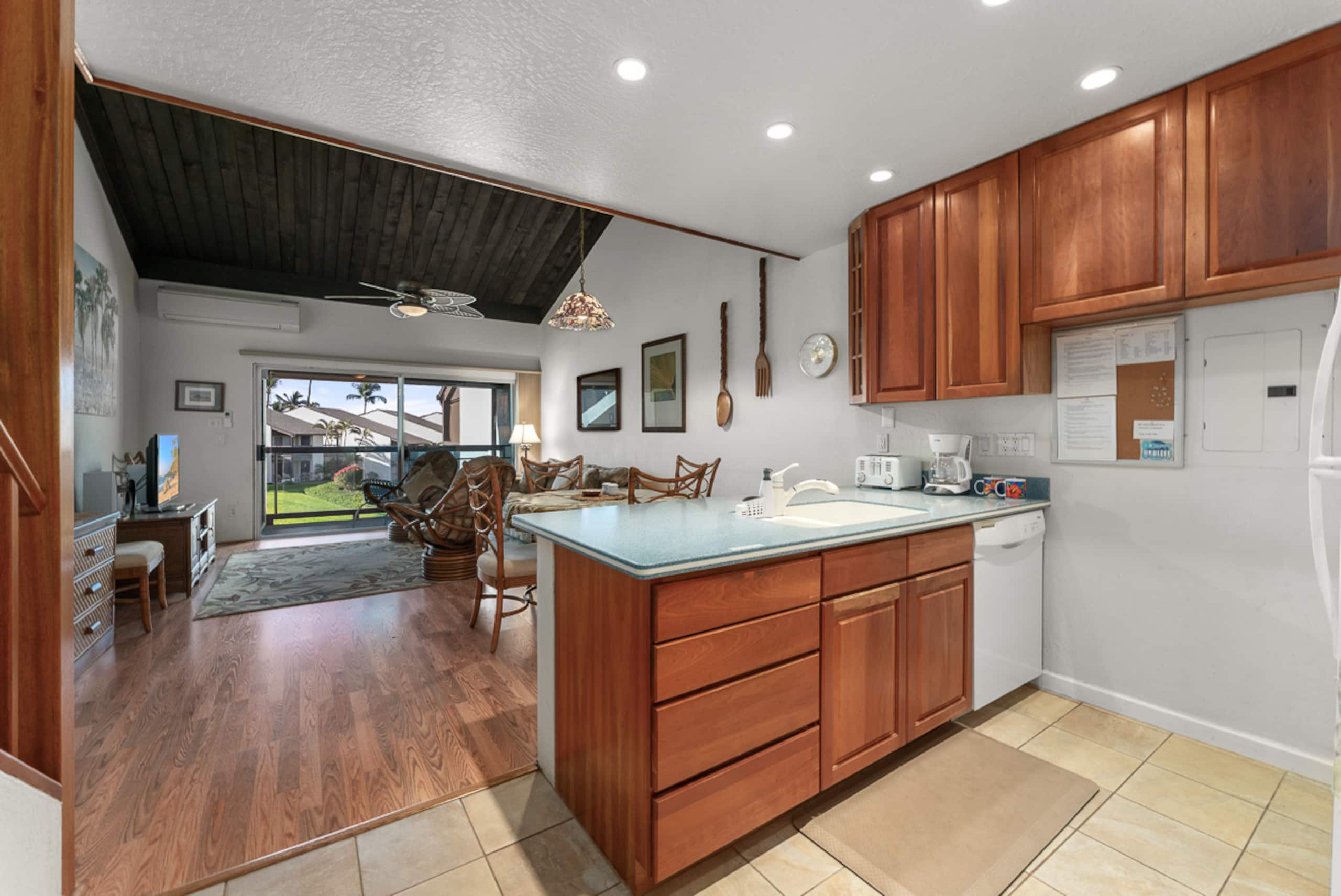 Conveniently located two bedroom two bath HK319 - Image 4