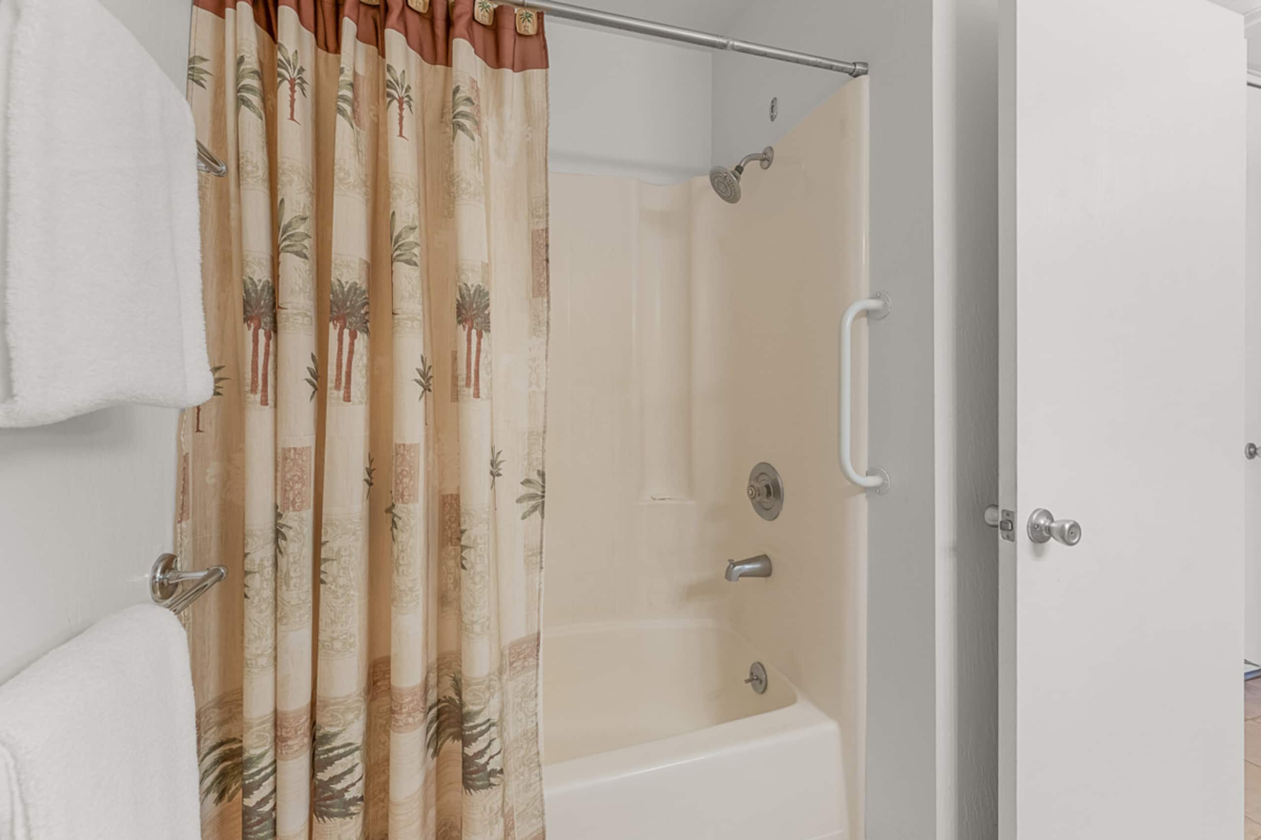 Conveniently located two bedroom two bath HK319 - Image 15
