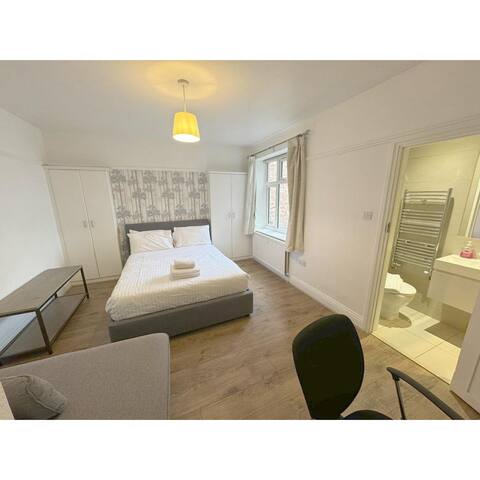 Three Bedrooms Flat Central London-Emirate gallery image 2