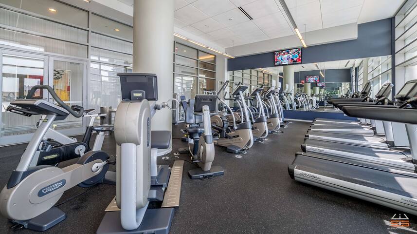 West Loop PH: Unmatched Views & Private Deck gallery image 5