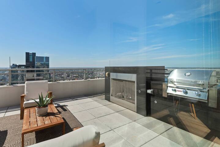 West Loop PH: Unmatched Views & Private Deck gallery image 3