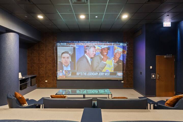 West Loop PH: Unmatched Views & Private Deck gallery image 4